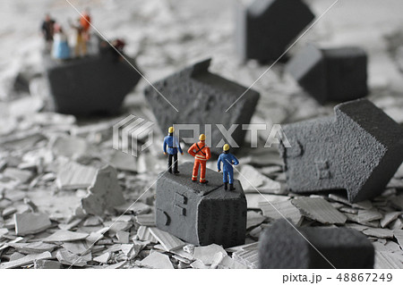 災害で壊れた家屋と瓦礫を見つめる人々 災害で壊れた家屋と瓦礫を見つめる人々 48867249