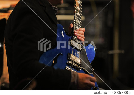 ギタープレイ（ピックアップにピント） 48867809