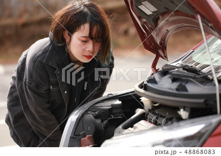 車が故障した女性 車が故障した女性 48868083
