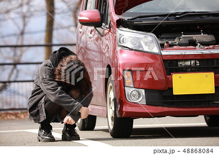 車が故障した女性 車が故障した女性 48868084