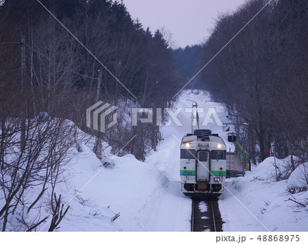 札沼線豊ヶ岡駅を発つキハ40 48868975