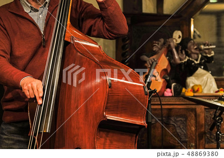 ベースプレイ 48869380