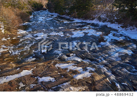 残雪の奥日光の竜頭ノ滝を竜頭の橋から見る 残雪の奥日光の竜頭ノ滝を竜頭の橋から見る 48869432