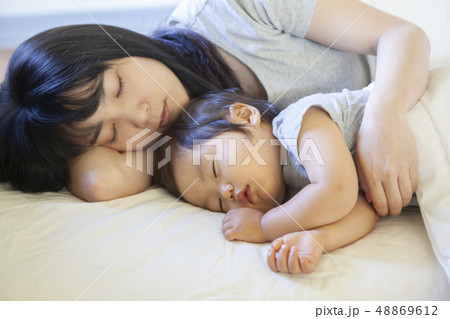 昼寝する親子 48869612