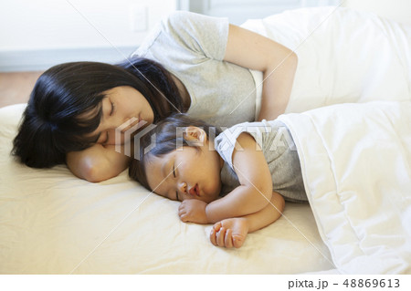 昼寝する親子 昼寝する親子 48869613