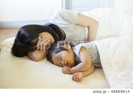 昼寝する親子 昼寝する親子 48869614