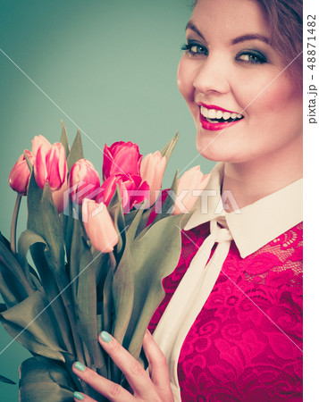 Woman holding bouquet of tulips flowers 48871482