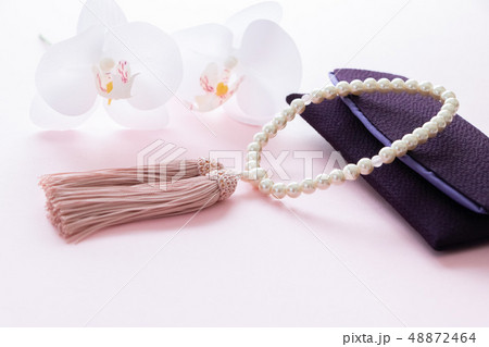 数珠と胡蝶蘭 48872464