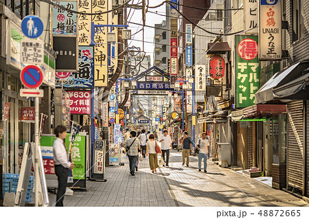 山手線の神田駅の西口に立つ商店街の門。 48872665