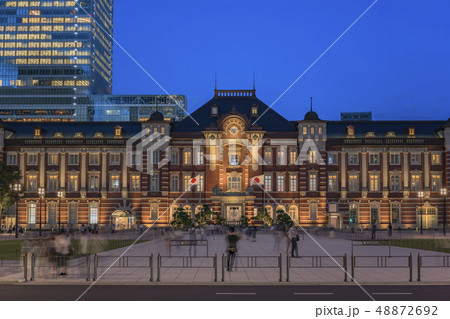 東京都千代田区の丸の内と八重洲にわかれてる通じる赤レンガのレトロな東京駅の夜景。 48872692