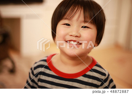 笑顔の男の子 48872887