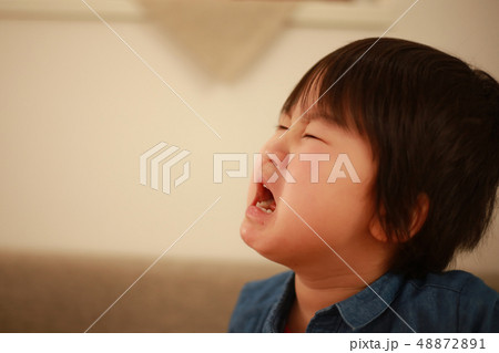 泣く男の子 泣く男の子 48872891