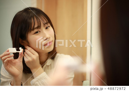 ピアッサーを使う女性 ピアッサーを使う女性 48872972