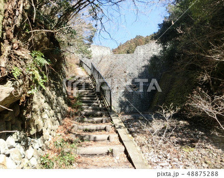 高水三山の登山口付近の砂防堰堤・軍畑駅側より(東京都奥多摩) 高水三山の登山口付近の砂防堰堤・軍畑駅側より(東京都奥多摩) 48875288