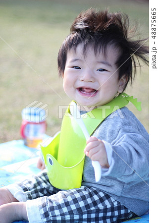 公園にいる赤ちゃん 48875665