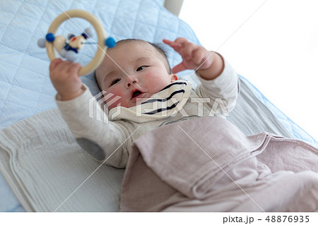 おもちゃで遊ぶ赤ちゃん おもちゃで遊ぶ赤ちゃん 48876935