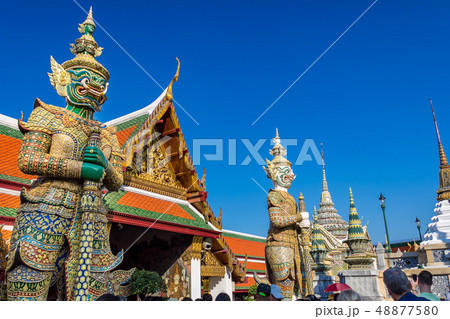 青と白のヤック像  タイバンコク 48877580