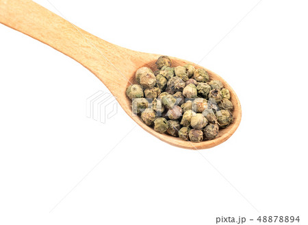 Green pepper peas in spoon 48878894