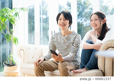 カップル　動画配信　恋人　若い　テレビ 48881337