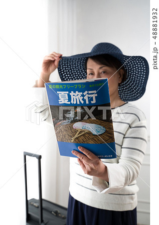 旅行、女性、旅雑誌(架空の雑誌)アウトフォーカス 旅行、女性、旅雑誌(架空の雑誌)アウトフォーカス 48881932