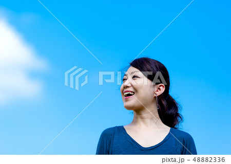 青空背景 女性 青空背景 女性 48882336