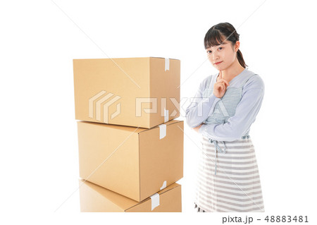 引越しをする若い女性 48883481