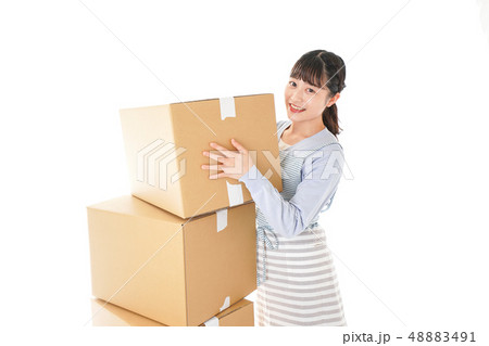 引越しをする若い女性 48883491