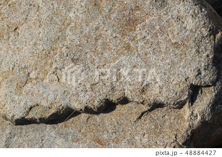 荒い岩肌 48884427