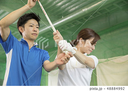 ゴルフ練習場でゴルフを教わる女性 ゴルフ練習場でゴルフを教わる女性 48884992