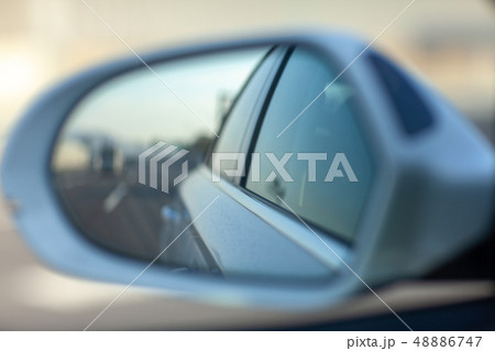 バックミラー　高速道路　安全　走行 人生　後ろ　振り返る　過去　ドライブ　休日　リラックス　日本 48886747