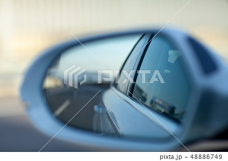 バックミラー　高速道路　安全　走行 人生　後ろ　振り返る　過去　ドライブ　休日　リラックス　日本 48886749