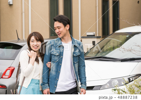 新興住宅街をデートするカップル 48887238