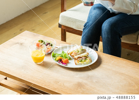食事を撮影する女性 48888155