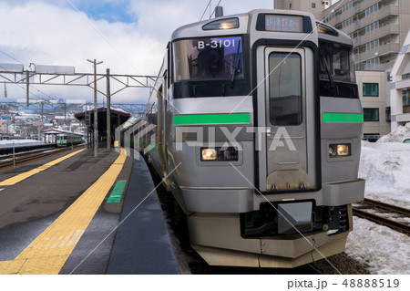小樽駅5番線に停車中の快速エアポート114号、JR北海道733系電車 48888519