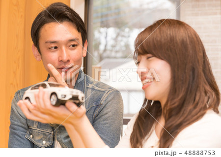 車の購入を考える男女 車の購入を考える男女 48888753