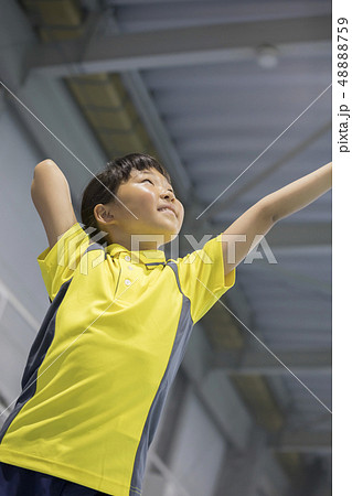 テニススクールイメージ　サーブを打つ小学生女の子 48888759