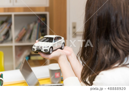 車を持つ女性 車を持つ女性 48888920