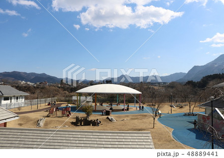 埼玉県秩父市別所にあるちちぶキッズパークで冬の澄んだ晴れの天気の中でふわふわドームと広場を望む 48889441