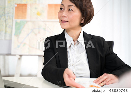 女性　旅行案内 48889748