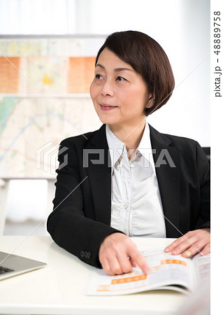 女性 旅行案内 女性 旅行案内 48889758