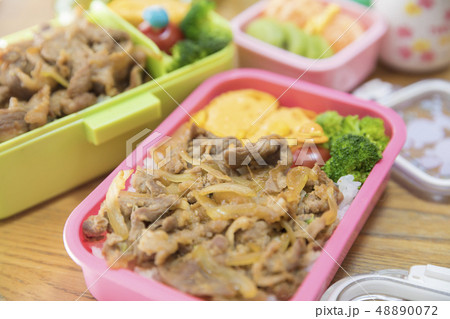 親子で同じお弁当　手作り弁当イメージ 48890072