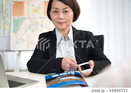 女性、旅行案内（架空雑誌） 48890552