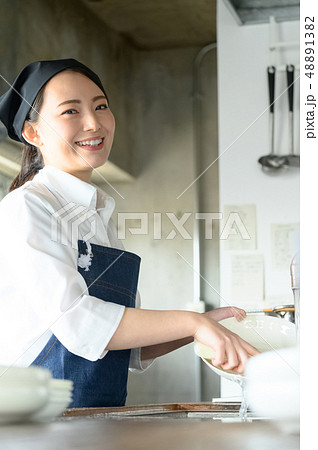 キッチン レストラン 女性 キッチン レストラン 女性 48891382