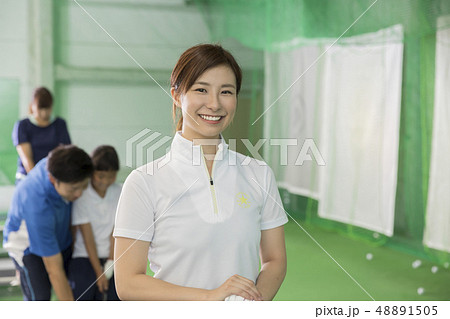 ゴルフ練習場で練習をする人々 ゴルフ練習場で練習をする人々 48891505