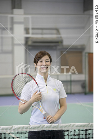 テニススクールイメージ　若い女性 48892415