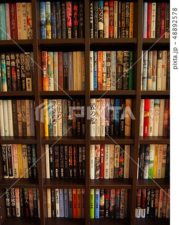 ミステリー小説の本棚の写真素材 [48892578] - PIXTA