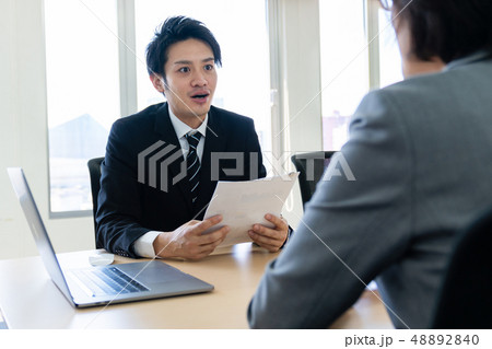 会話するビジネスマン 48892840