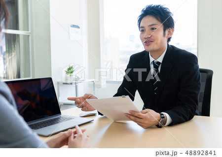 会話するビジネスマン 48892841