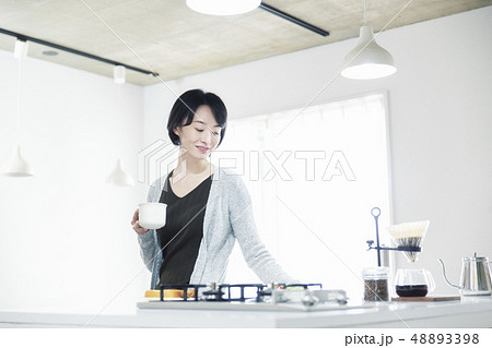 ダイニングキッチンで朝食を食べる30代女性 ダイニングキッチンで朝食を食べる30代女性 48893398