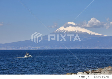駿河湾の漁船と富士山 48893526